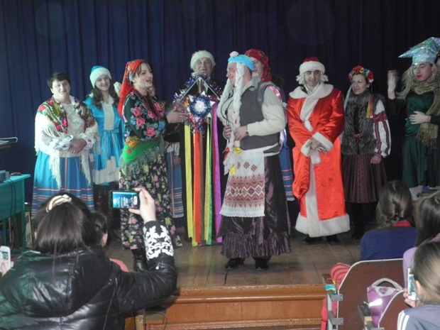 Від хати до хати ходили щедрувати… Від хати до хати ходили щедрувати…