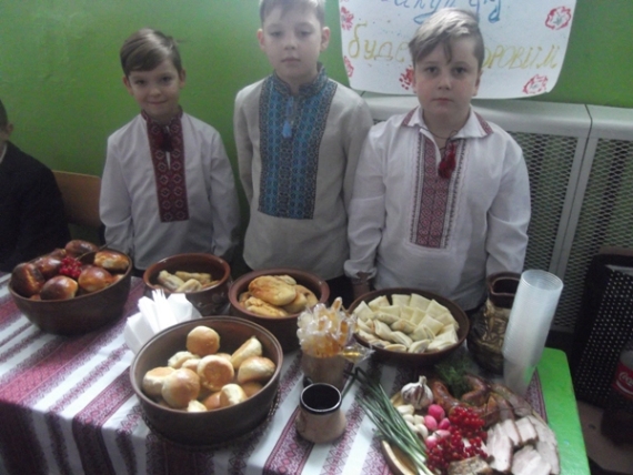 На ярмарку у нашій школі яблуку ні де було впасти На ярмарку у нашій школі яблуку ні де було впасти