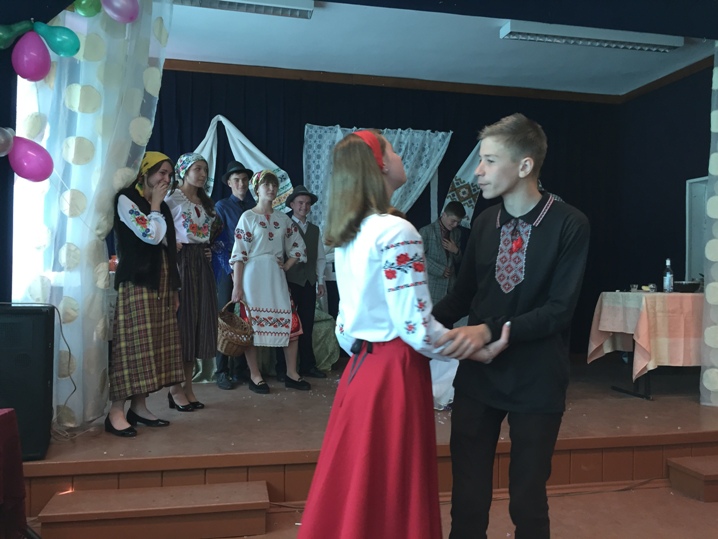 Учні 9-Б класу показали комедійну виставу «За двома зайцями» Учні 9-Б класу показали комедійну виставу «За двома зайцями»