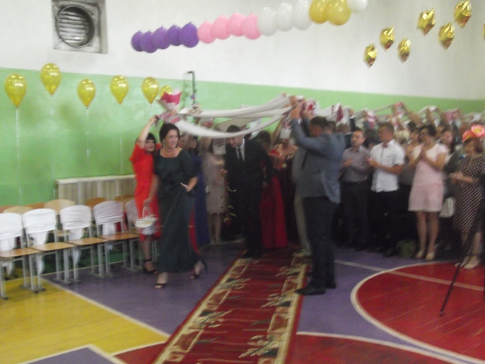 Урочисте вручення атестатів Урочисте вручення атестатів