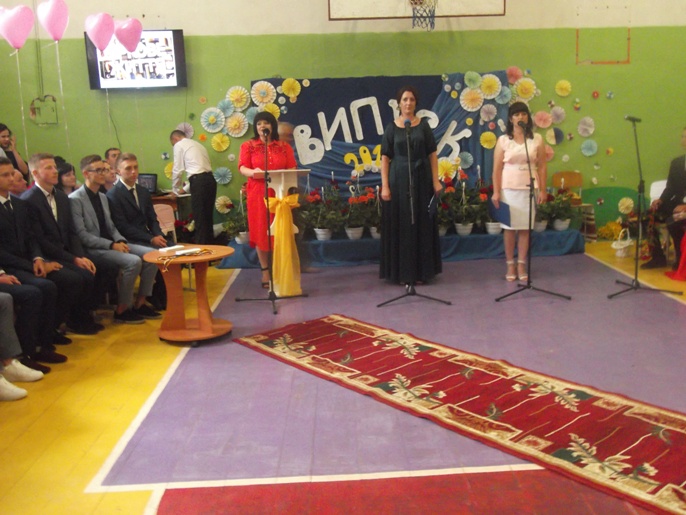 Урочисте вручення атестатів Урочисте вручення атестатів