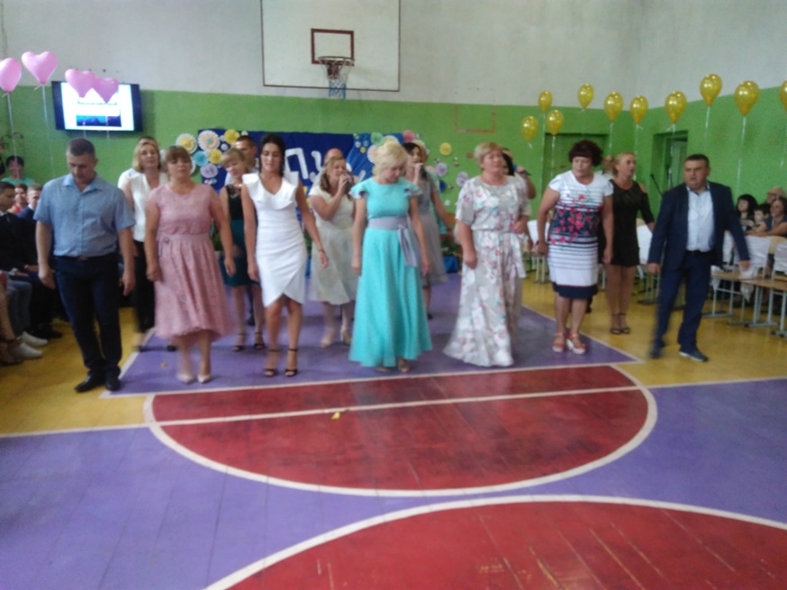 Урочисте вручення атестатів Урочисте вручення атестатів