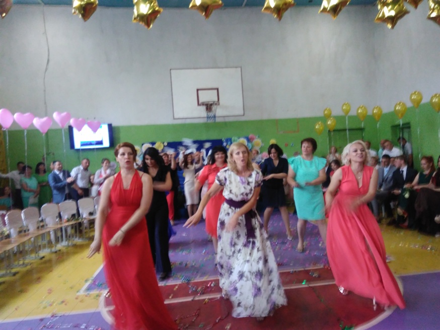 Урочисте вручення атестатів Урочисте вручення атестатів