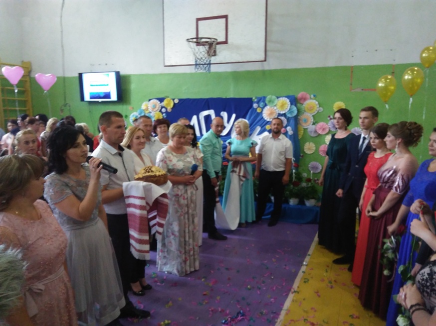Урочисте вручення атестатів Урочисте вручення атестатів