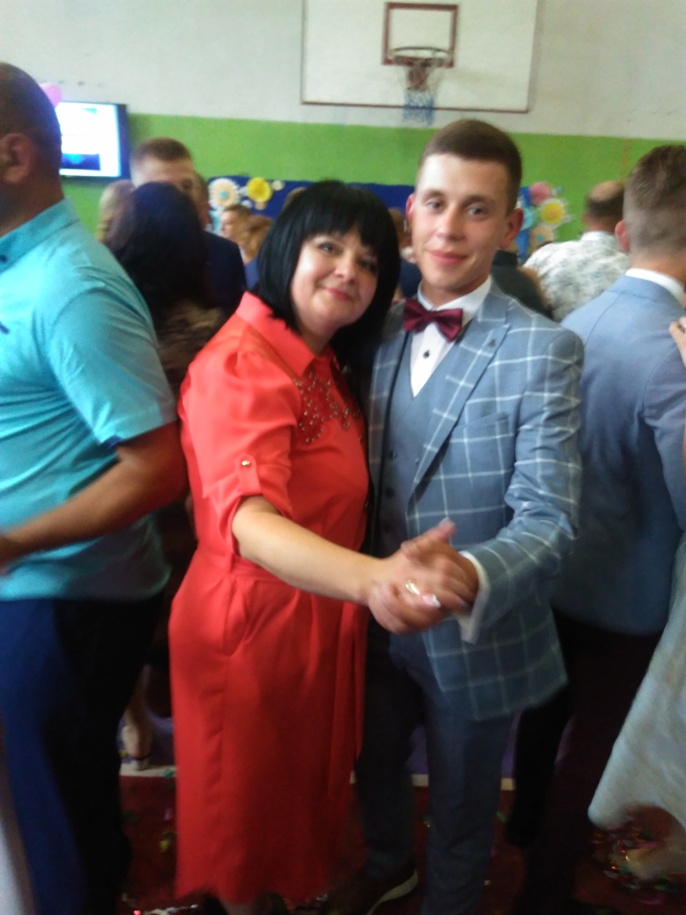 Урочисте вручення атестатів Урочисте вручення атестатів