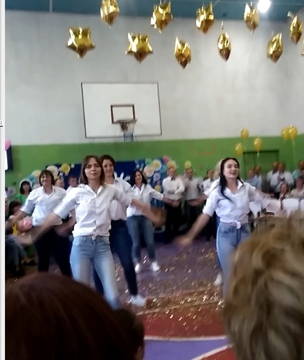 Урочисте вручення атестатів Урочисте вручення атестатів