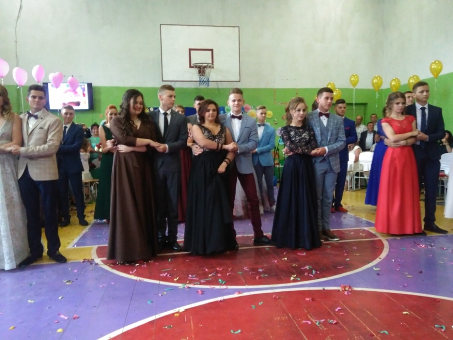 Урочисте вручення атестатів Урочисте вручення атестатів
