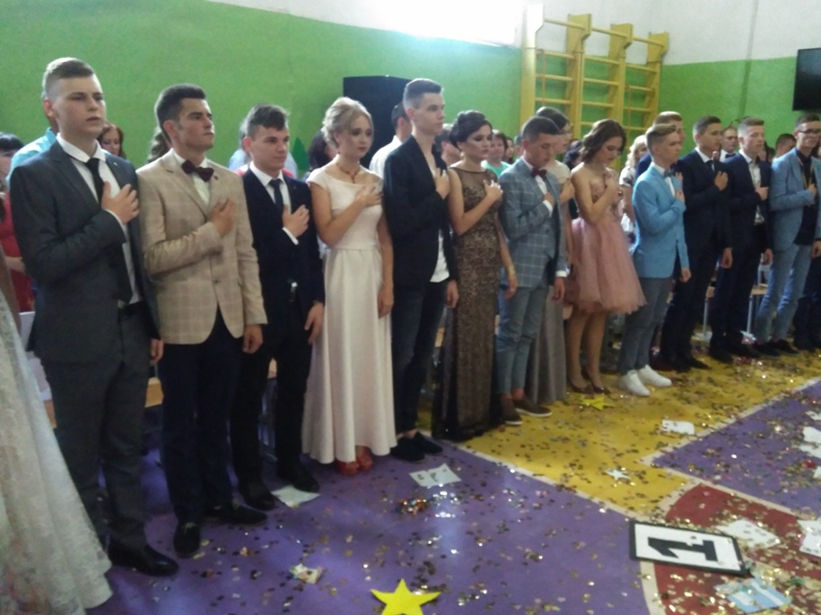 Урочисте вручення атестатів Урочисте вручення атестатів