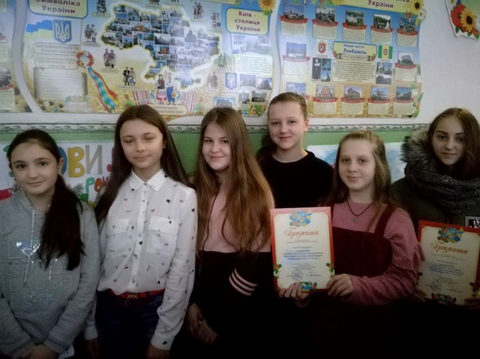 На загальношкільній лінійці вручали відзнаки На загальношкільній лінійці вручали відзнаки