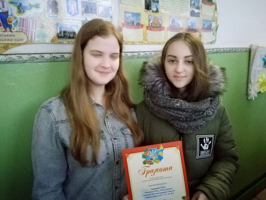 На загальношкільній лінійці вручали відзнаки На загальношкільній лінійці вручали відзнаки