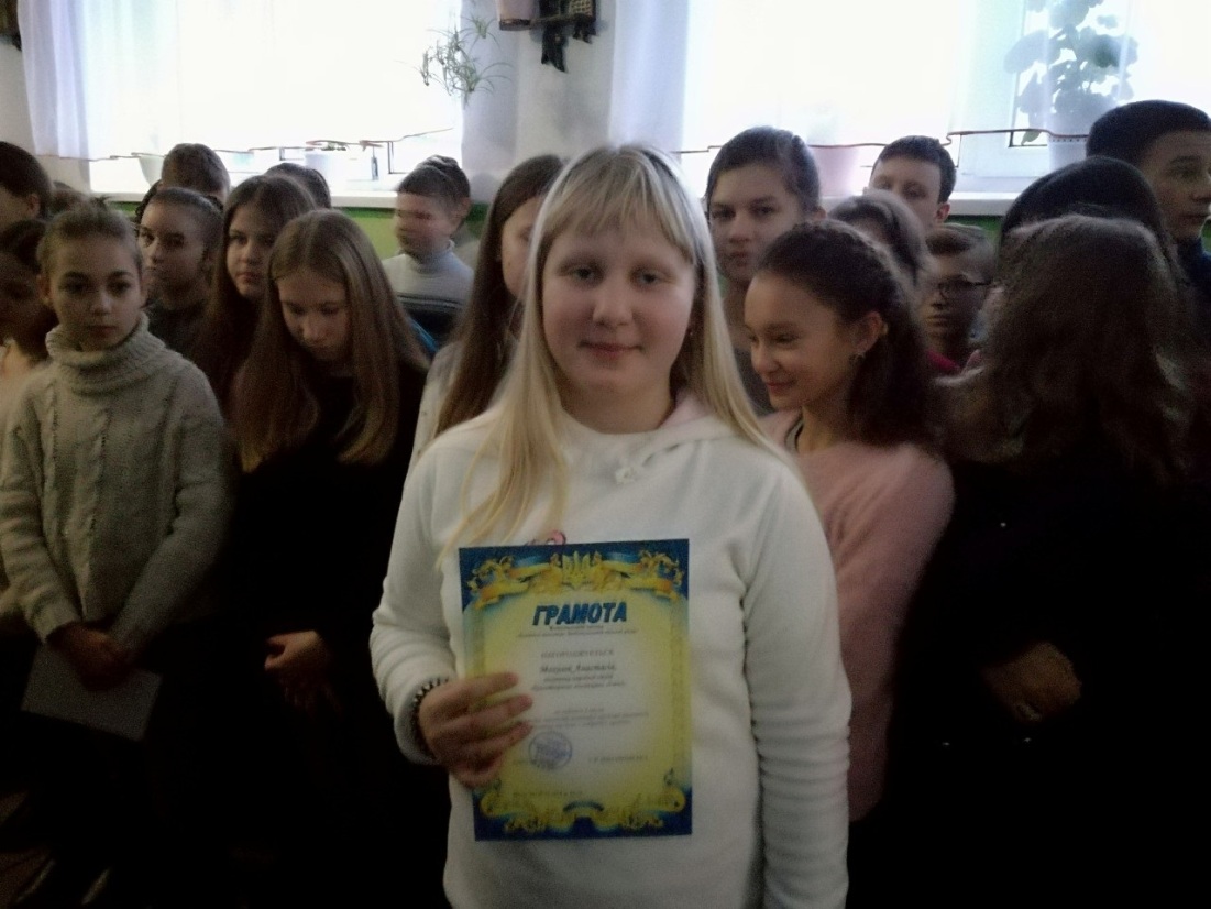 На загальношкільній лінійці вручали відзнаки На загальношкільній лінійці вручали відзнаки