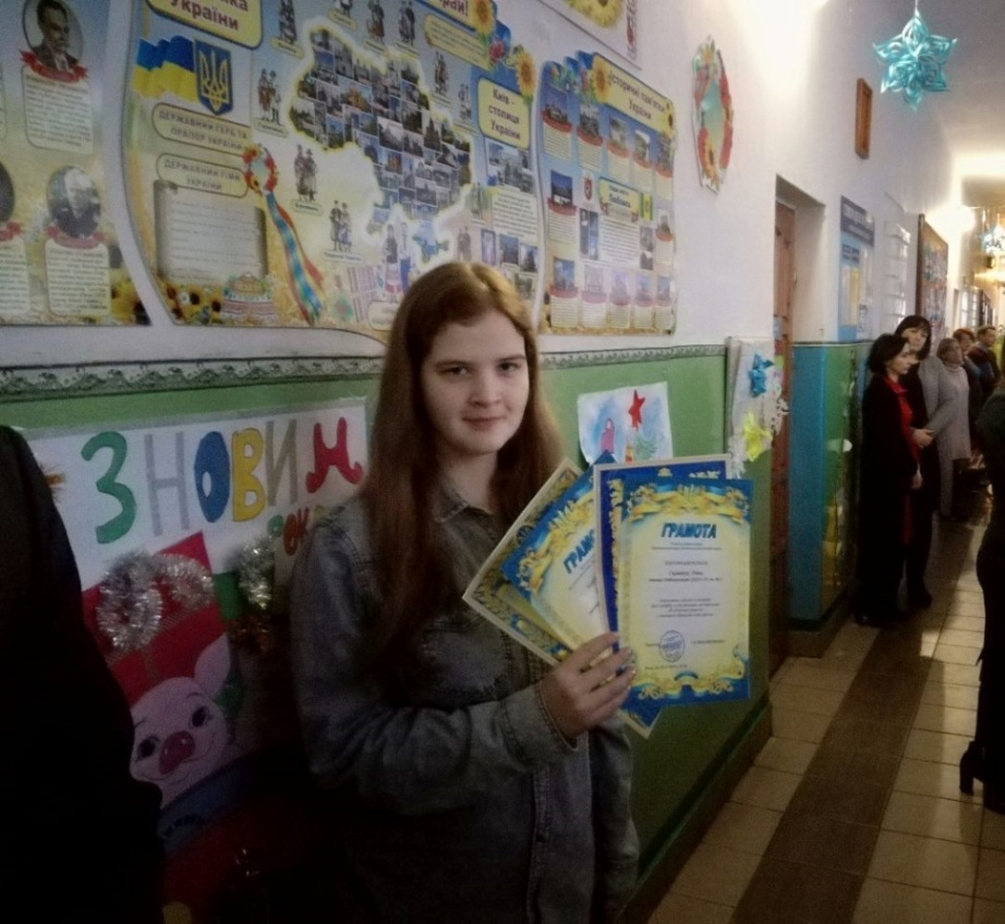 На загальношкільній лінійці вручали відзнаки На загальношкільній лінійці вручали відзнаки