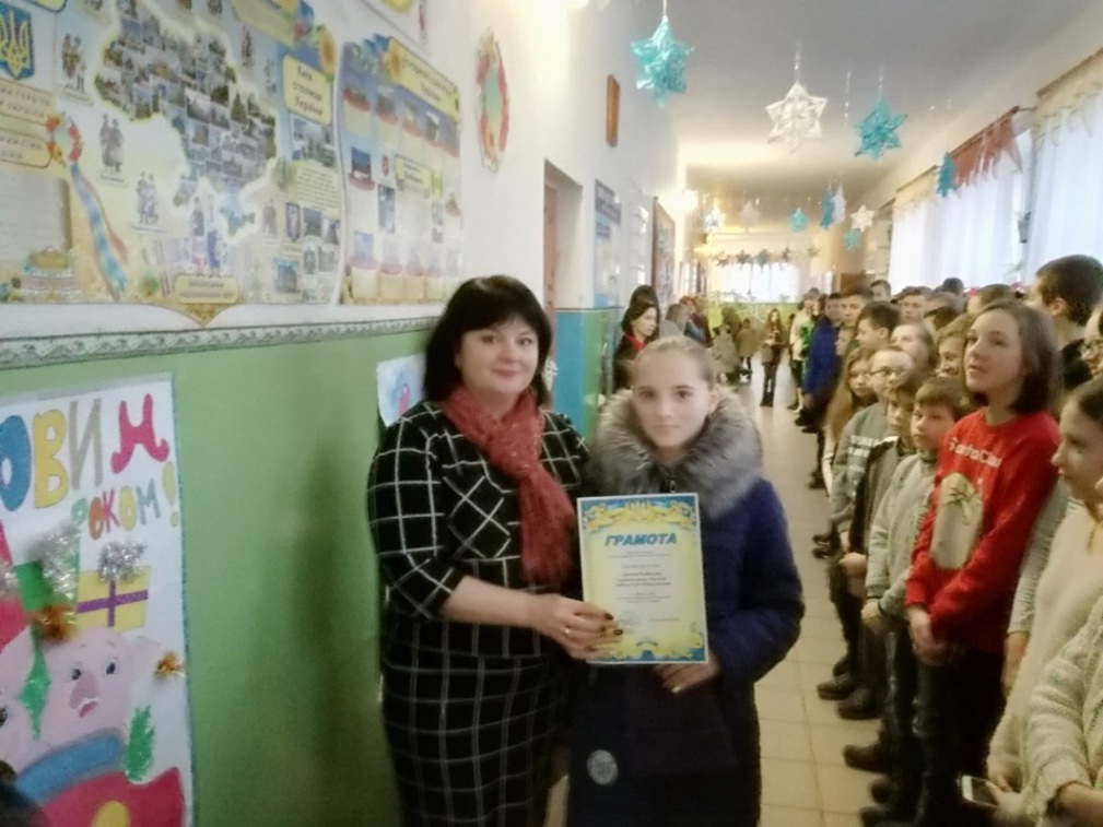 На загальношкільній лінійці вручали відзнаки На загальношкільній лінійці вручали відзнаки