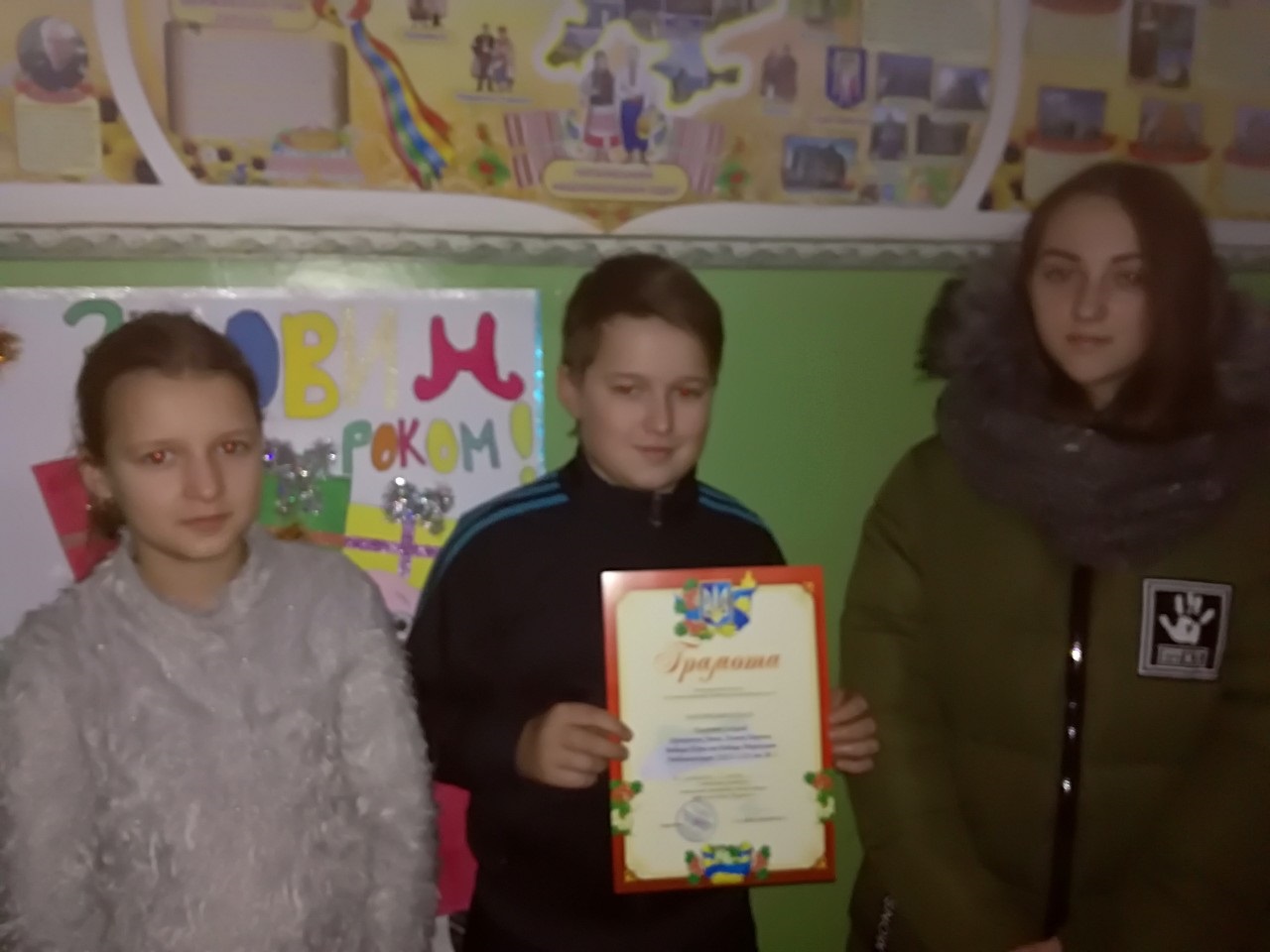 На загальношкільній лінійці вручали відзнаки На загальношкільній лінійці вручали відзнаки