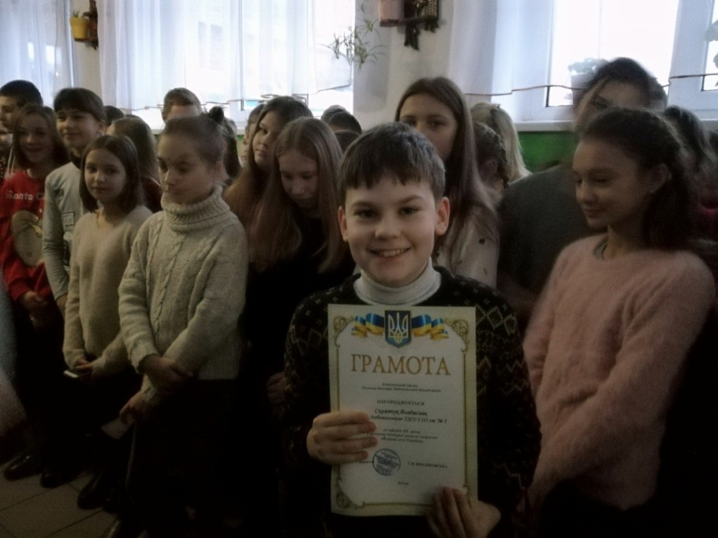 На загальношкільній лінійці вручали відзнаки На загальношкільній лінійці вручали відзнаки