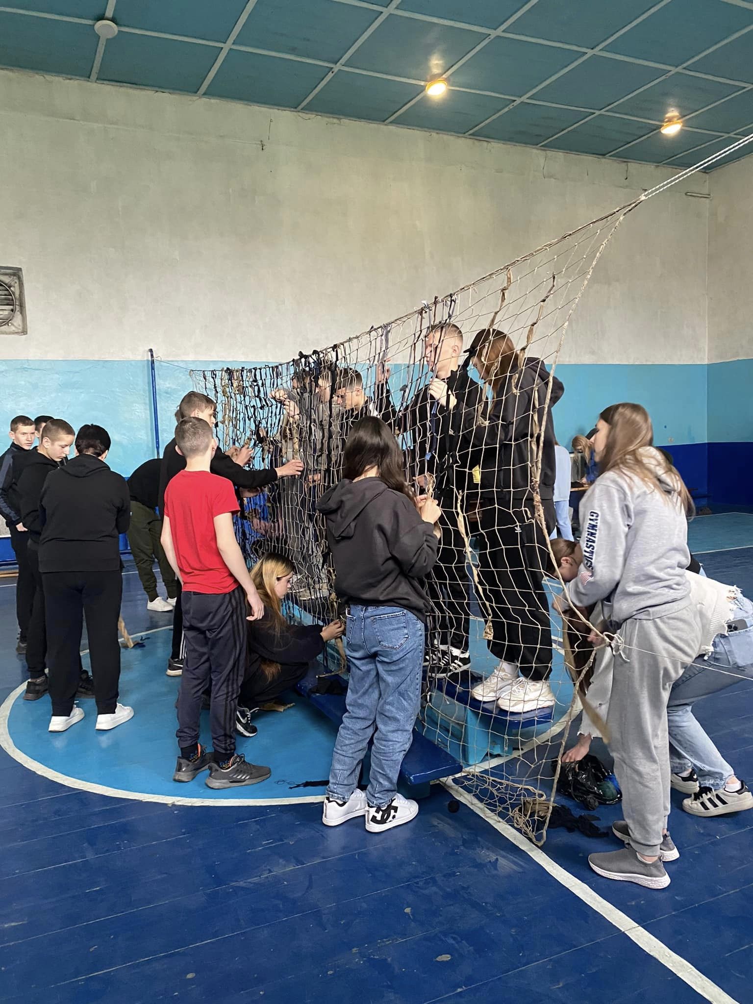 Учні сплели маскувальну сітку для захисників Учні сплели маскувальну сітку для захисників