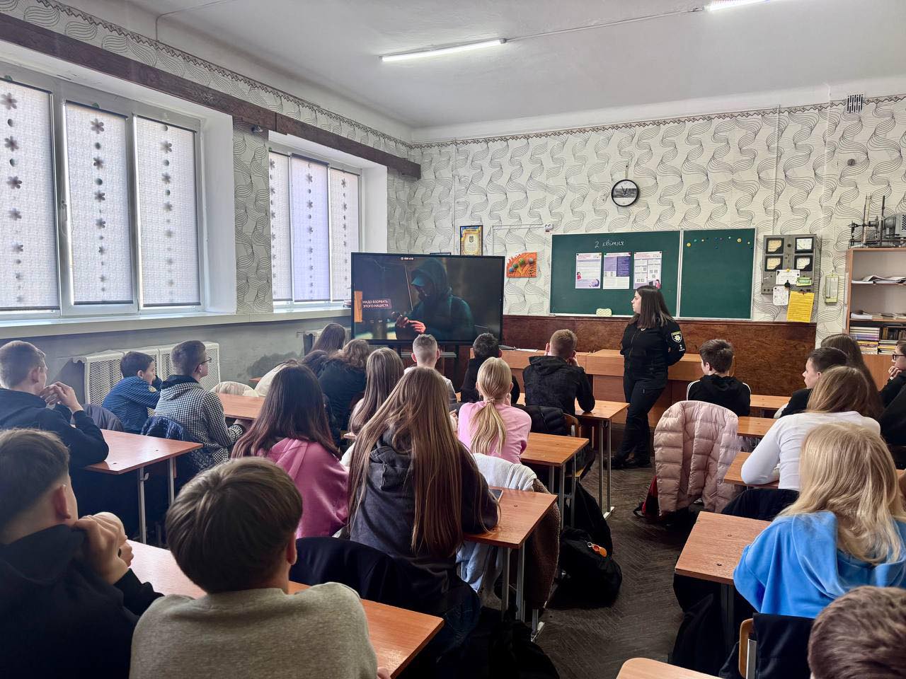 «Як ворог може вербувати підлітків для диверсій» - тема бесіди з восьмикласниками «Як ворог може вербувати підлітків для диверсій» - тема бесіди з восьмикласниками