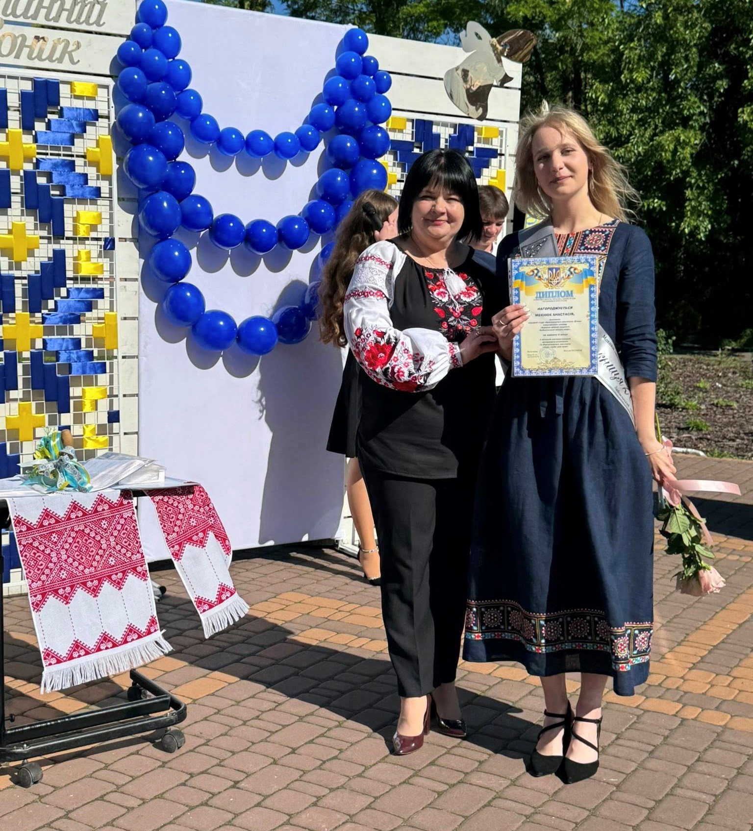 Останній дзвоник… І трішки сліз на очах Останній дзвоник… І трішки сліз на очах