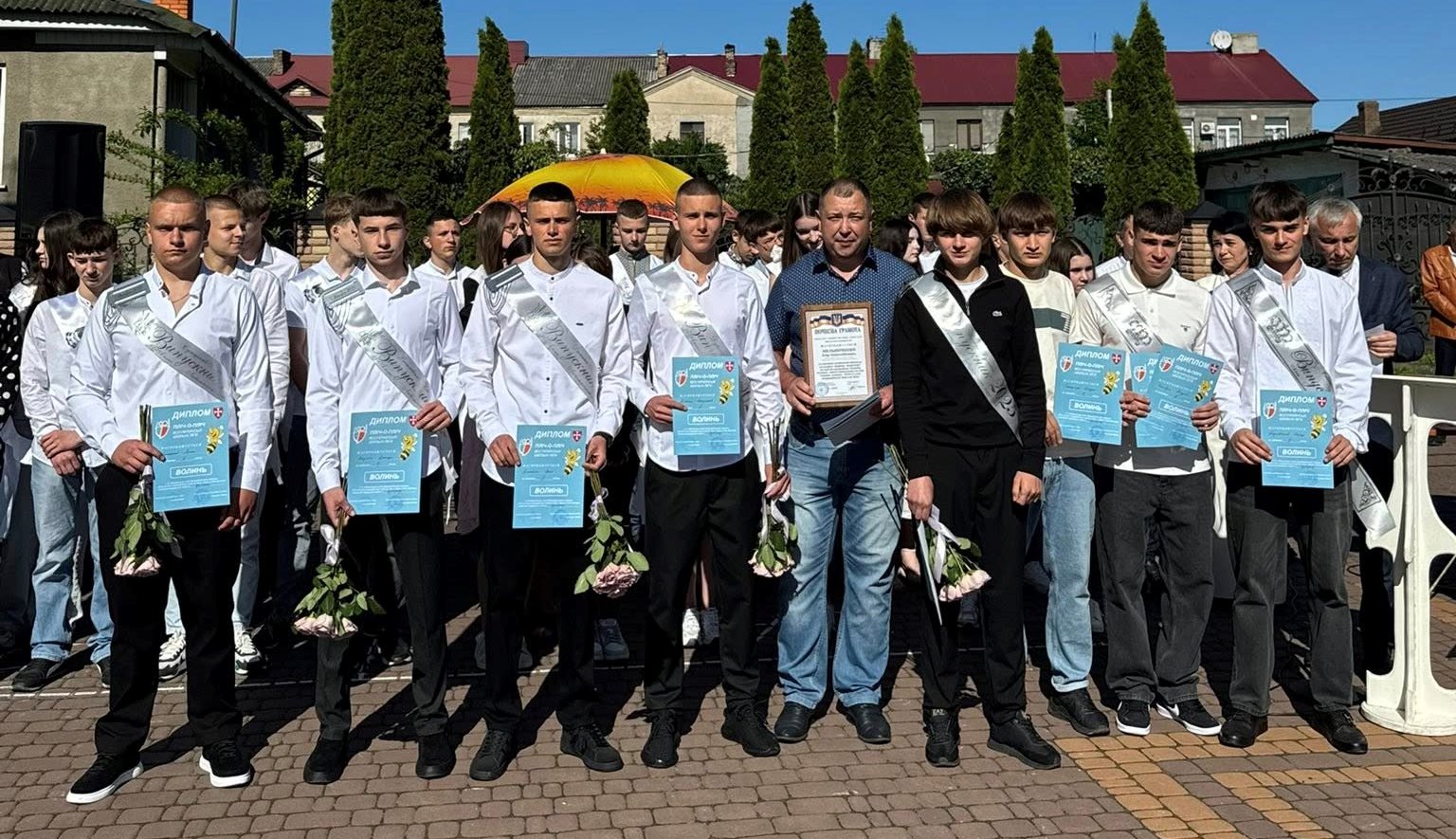 Останній дзвоник… І трішки сліз на очах Останній дзвоник… І трішки сліз на очах