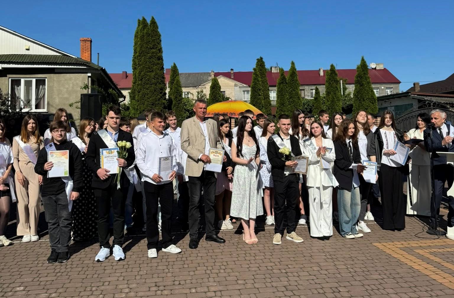 Останній дзвоник… І трішки сліз на очах Останній дзвоник… І трішки сліз на очах