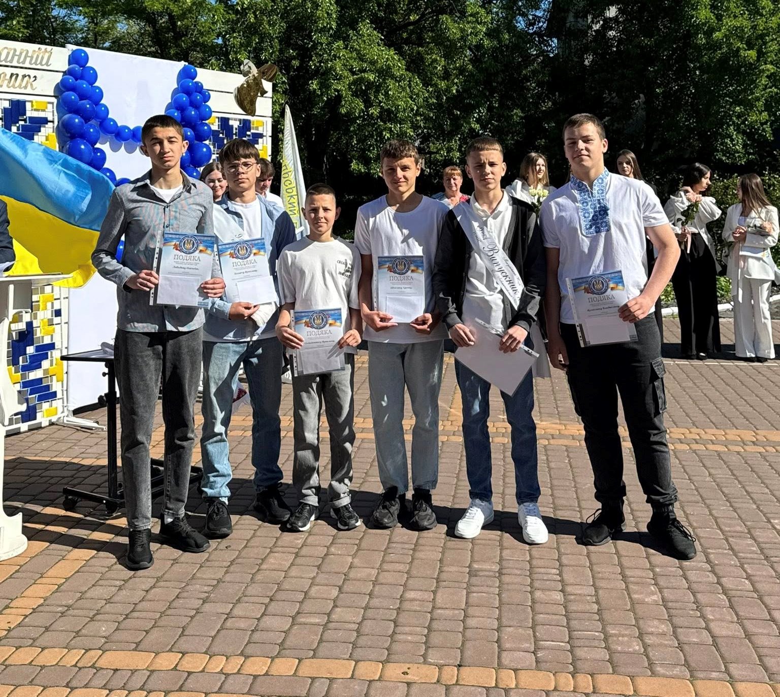 Останній дзвоник… І трішки сліз на очах Останній дзвоник… І трішки сліз на очах