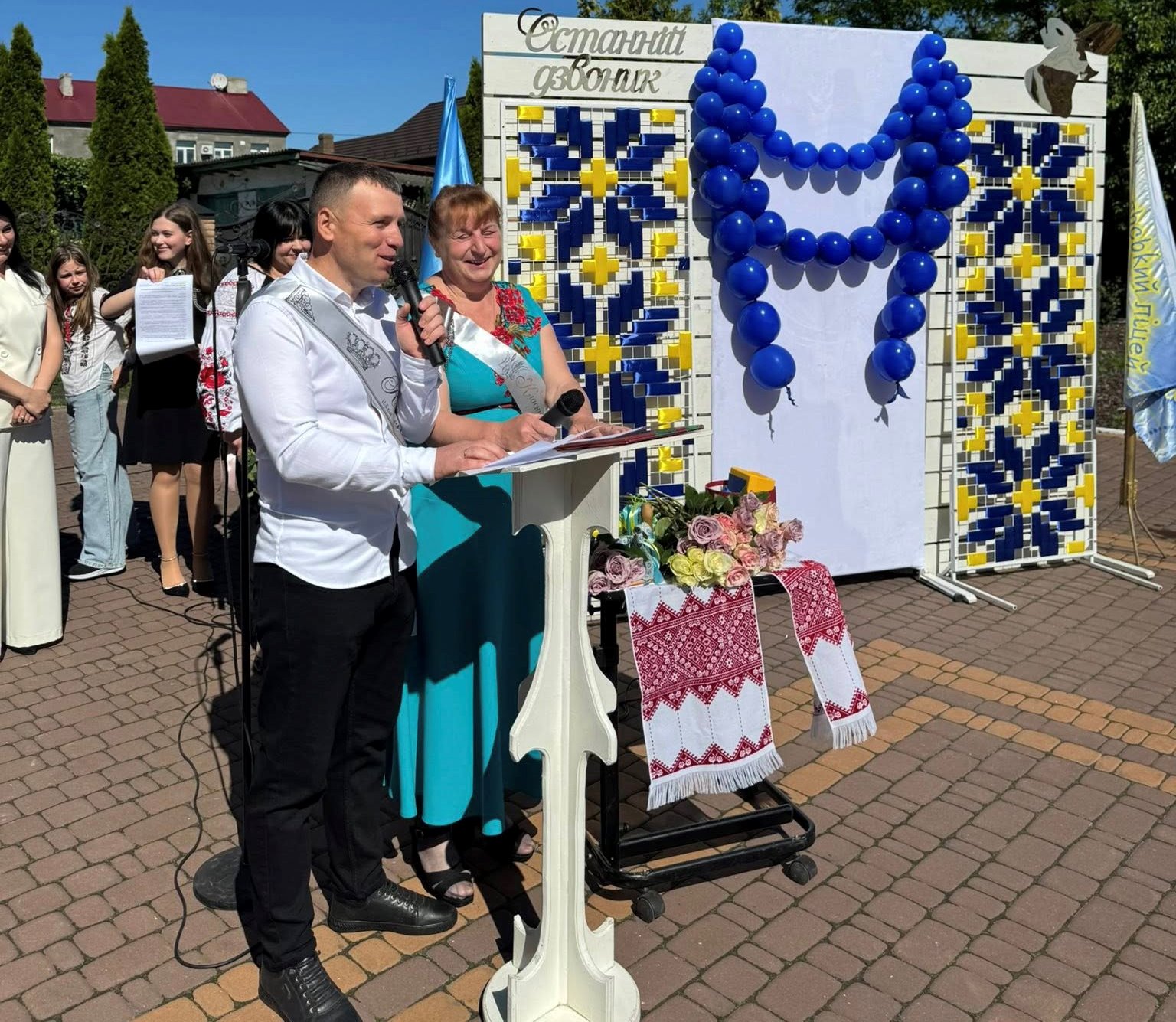 Останній дзвоник… І трішки сліз на очах Останній дзвоник… І трішки сліз на очах