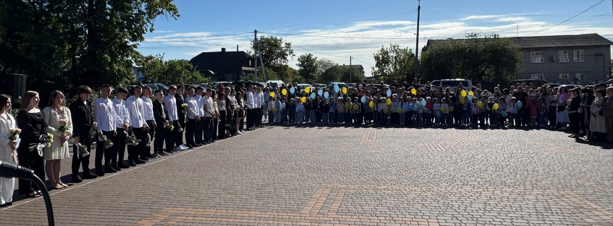 Останній дзвоник… І трішки сліз на очах Останній дзвоник… І трішки сліз на очах