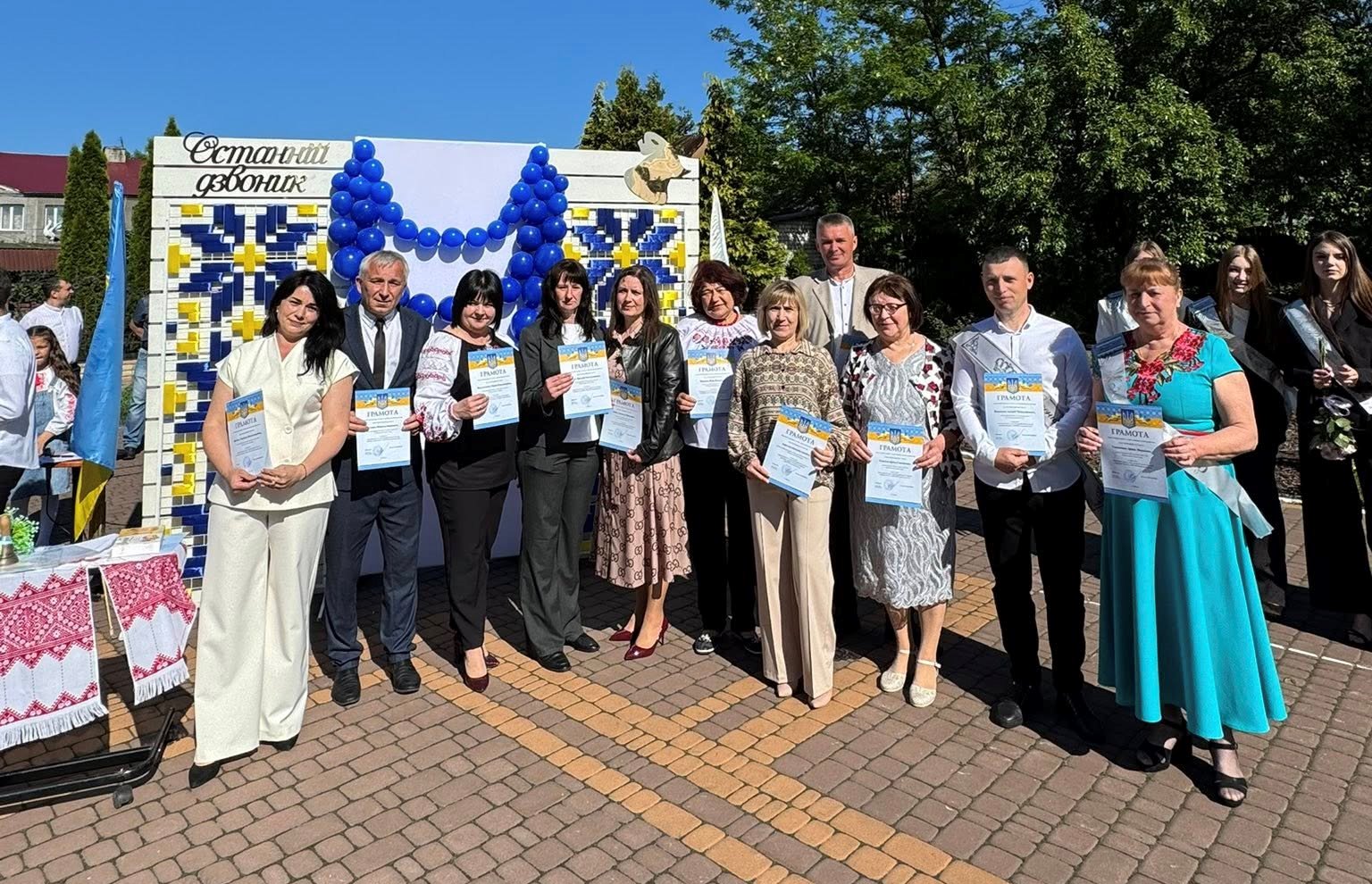 Останній дзвоник… І трішки сліз на очах Останній дзвоник… І трішки сліз на очах