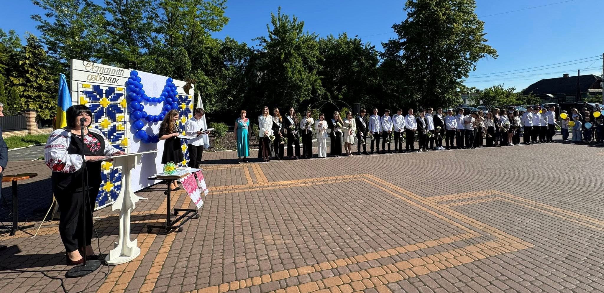 Останній дзвоник… І трішки сліз на очах Останній дзвоник… І трішки сліз на очах