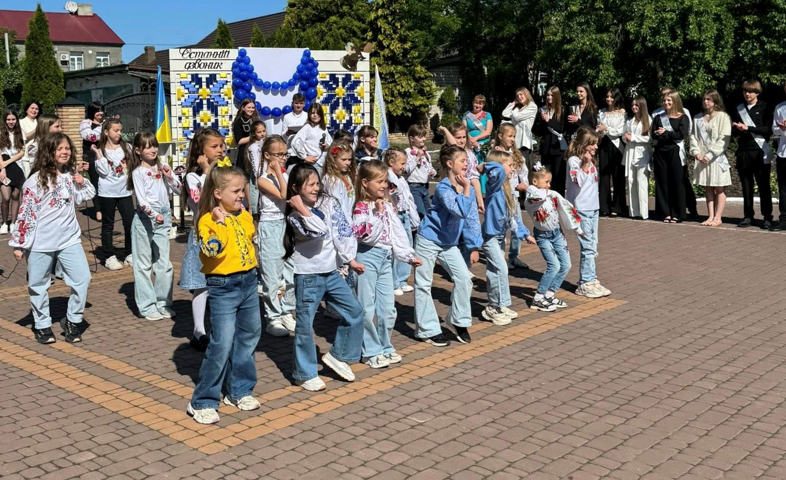 Останній дзвоник… І трішки сліз на очах Останній дзвоник… І трішки сліз на очах