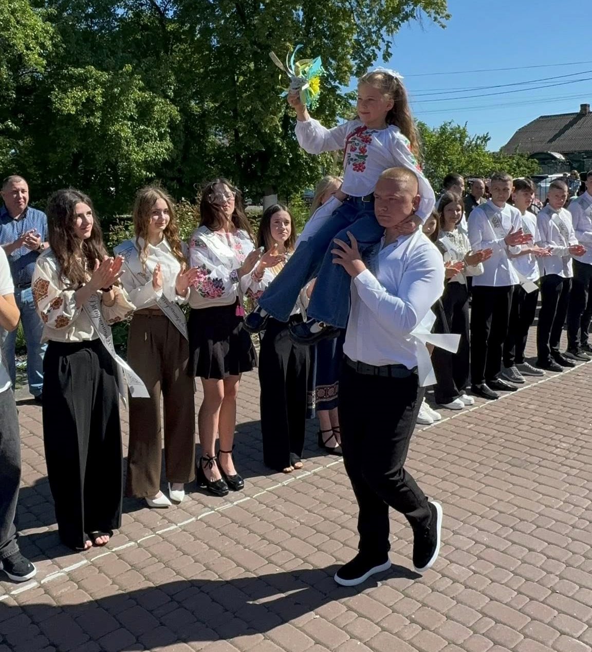 Останній дзвоник… І трішки сліз на очах Останній дзвоник… І трішки сліз на очах