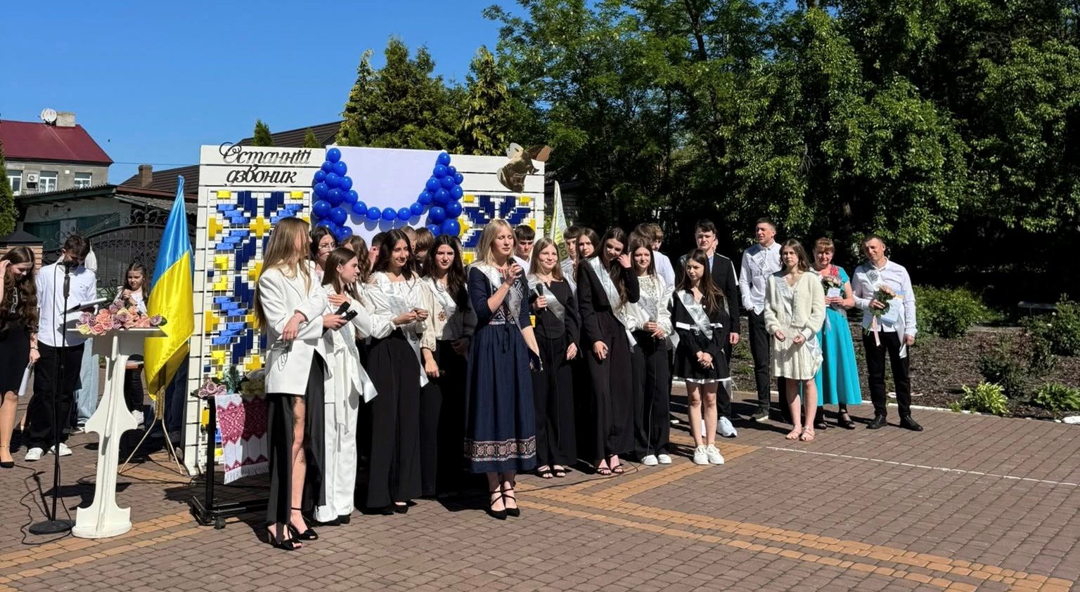 Останній дзвоник… І трішки сліз на очах Останній дзвоник… І трішки сліз на очах