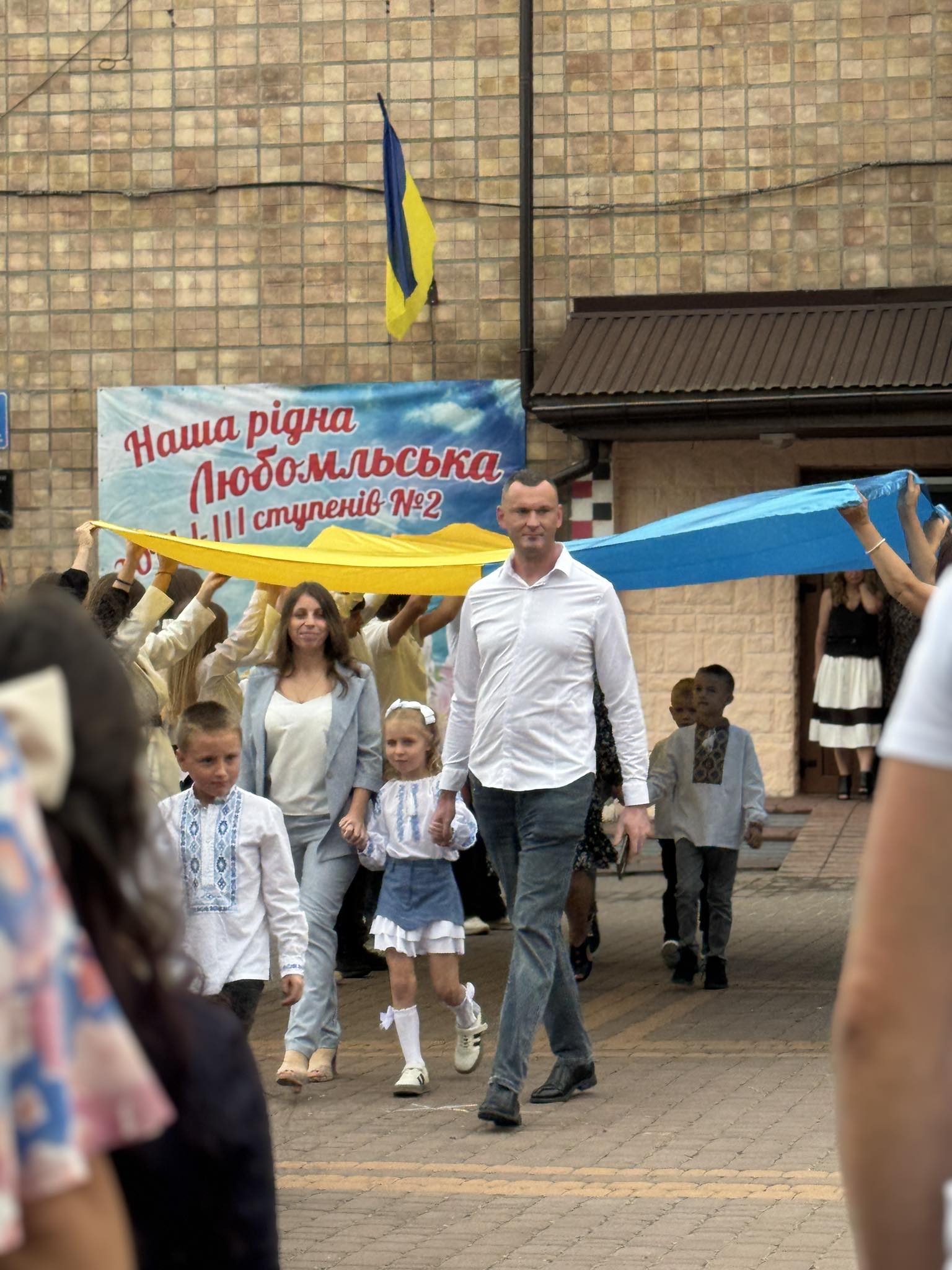 Святкова лінійка до Дня знань «Місце щасливих дітей» Святкова лінійка до Дня знань «Місце щасливих дітей»