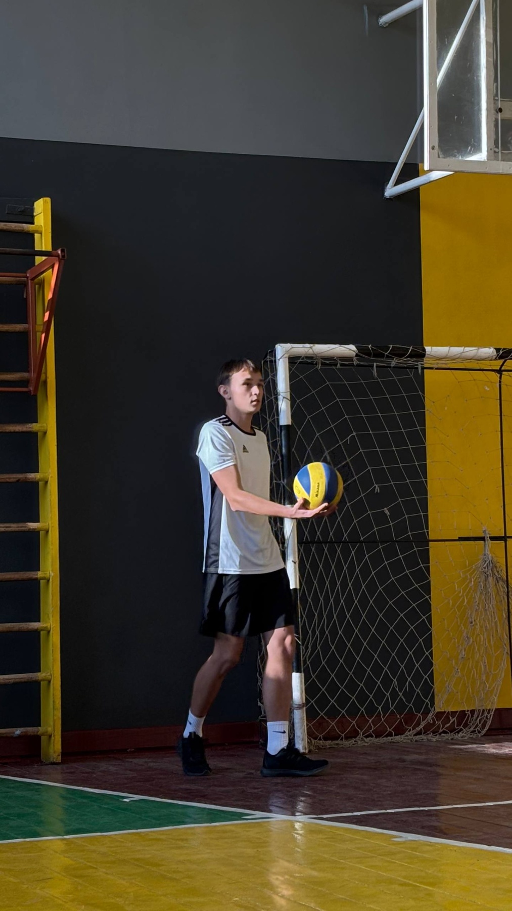 «Пліч-о-пліч»: чудовий виступ команд 5-9 класів з волейболу! «Пліч-о-пліч»: чудовий виступ команд 5-9 класів з волейболу!