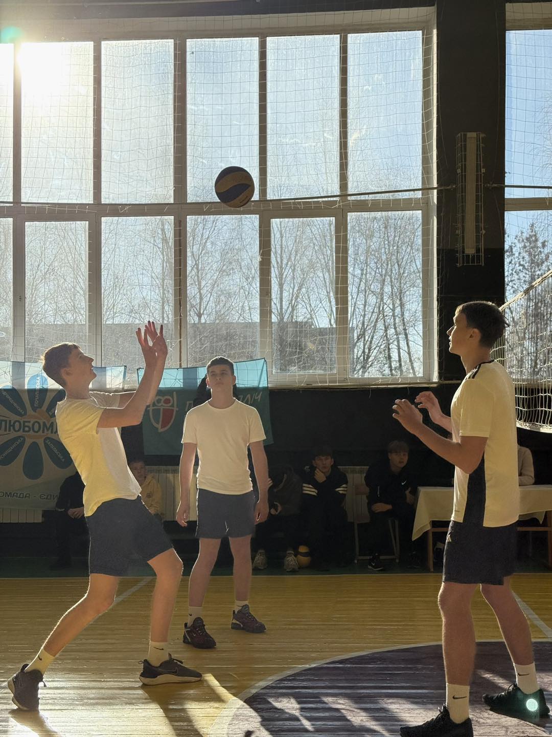 «Пліч-о-пліч»: чудовий виступ команд 5-9 класів з волейболу! «Пліч-о-пліч»: чудовий виступ команд 5-9 класів з волейболу!